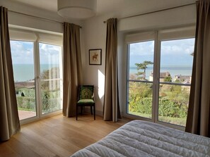 4 bedrooms, iron/ironing board, free WiFi, bed sheets - Villa 'Paqueray' with Sea View, Private Terrace and Wi-Fi (Carolles)