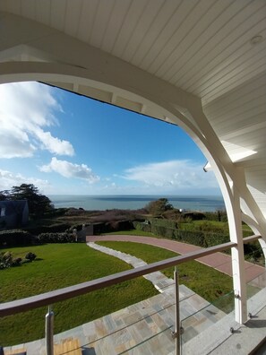 Property grounds - Villa 'Paqueray' with Sea View, Private Terrace and Wi-Fi (Carolles)