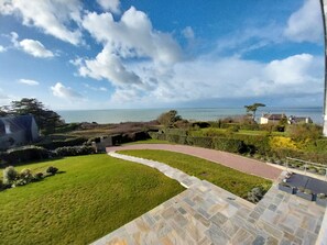 Property grounds - Villa 'Paqueray' with Sea View, Private Terrace and Wi-Fi (Carolles)