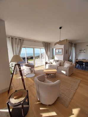 TV, stereo - Villa 'Paqueray' with Sea View, Private Terrace and Wi-Fi (Carolles)