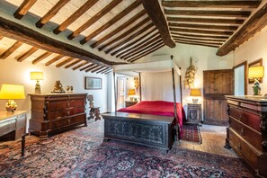 9 bedrooms, free WiFi, bed sheets