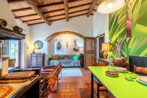 Interior - Apartment 'Casa Rosa A Murlo' with Shared Pool, Wi-Fi and Air Conditioning (Murlo)