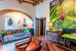 Interior - Apartment 'Casa Rosa A Murlo' with Shared Pool, Wi-Fi and Air Conditioning (Murlo)