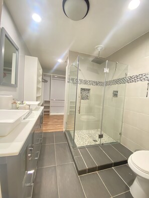 Een douche, een haardroger, handdoeken, zeep