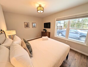 3 bedrooms, iron/ironing board, WiFi, bed sheets
