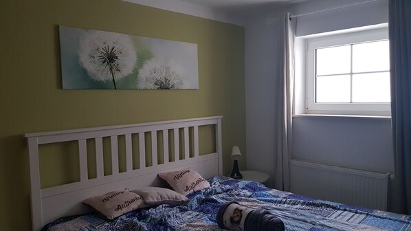 1 bedroom, travel cot, WiFi, bed sheets