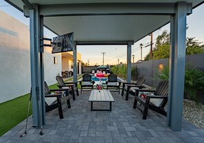 Outdoor dining - The Desert Rose - FREE Pool/Spa Heat, Putting Green, 10 minutes from Old Town (Scottsdale)