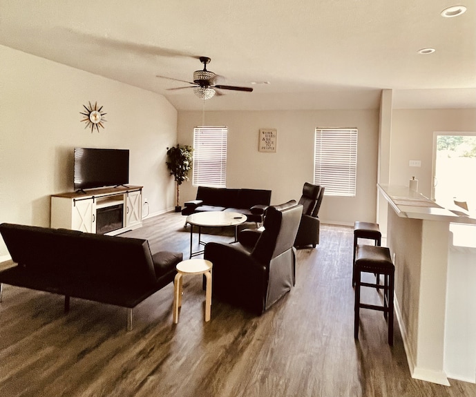 Like New Home Close To Town Family Friendly, Quiet And Close To Amenities. - Conway, AR