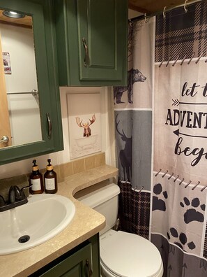 Hårføner, håndklær, såpe og toalettpapir