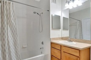 مجففات شعر، مناشف، صابون، شامبو