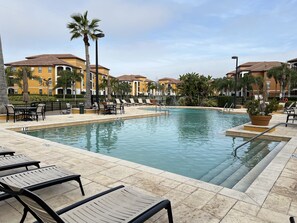 حمّام سباحة خارجي، حمّام سباحة مُدفَّأ