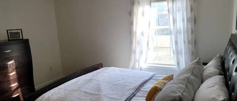 3 quartos, ferros/tábuas de passar roupa, Wi-Fi, roupa de cama