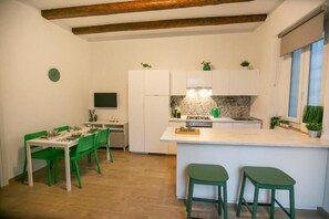 Een koelkast, een magnetron, een oven, een kookplaat