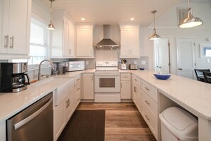 Kylskåp, mikrovågsugn, ugn och spishäll