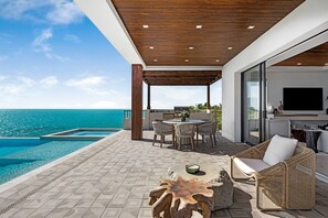 屋外ダイニングエリア