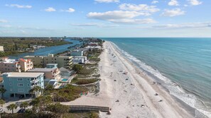 On the beach - Beachfront cottage with private pool and hot tub! (Indian Rocks Beach)