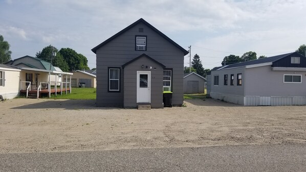 Exterior - Centrally located to the Eastern Upper Peninsulas finest tourist attractions! (Newberry)