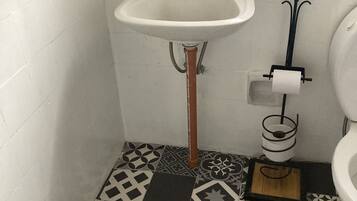 Een haardroger, handdoeken, zeep, toiletpapier