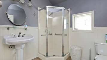 Secador de pelo, toallas, jabón y champú