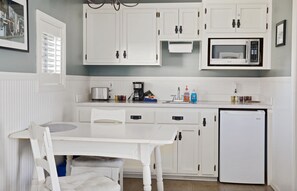 Refrigerador, microondas, cafetera y tetera y tostadora 