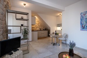 Departamento de lujo, 1 cama King size, vista a la ciudad | Área de sala de estar | Smart TV, Netflix y servicios de streaming 