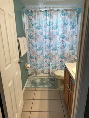 Shower, hair dryer, towels, soap - Condo minutes to Disney & Universal 3 bdr (Kissimmee)