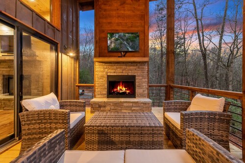 JULY DISCOUNT! New Modern Luxury Cabin- Hot Tub, Game Room, Fire Pit