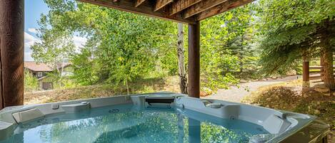 Outdoor spa tub