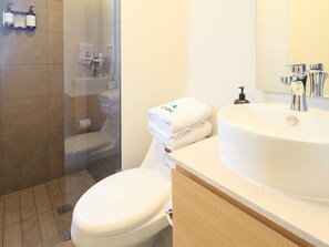 Familienapartment | Badezimmer | Dusche, Regendusche, kostenlose Toilettenartikel, Haartrockner