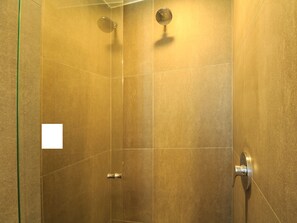 Dusche, Regendusche, kostenlose Toilettenartikel, Haartrockner