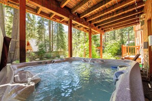 Outdoor spa tub - Tahoe Grand Luxury West Shore - Pet Friendly + Hot Tub Walk to Beach! (Homewood)