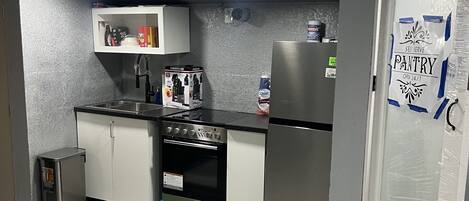 Kühlschrank, Mikrowelle, Ofen, Herdplatte