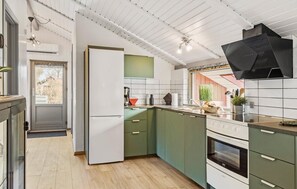 Kjøleskap, ovn, kokeplater og oppvaskmaskin