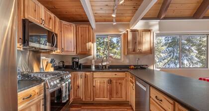 Spacious, newly remodeled, perfect location w/BBQ, Hot Tub, pool table, SmartTV