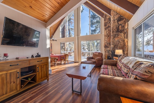 Spacious, newly remodeled, perfect location w/BBQ, Hot Tub, pool table, SmartTV