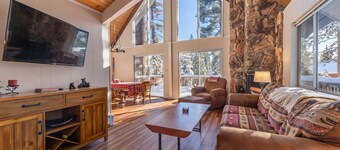 Spacious, newly remodeled, perfect location w/BBQ, Hot Tub, pool table, SmartTV