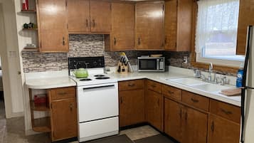 Køleskab, mikrobølgeovn, ovn, kogeplade