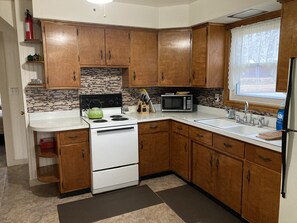 雪櫃、微波爐、焗爐、爐具