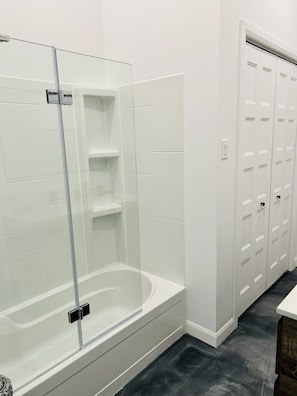 Haartrockner, Handtücher, Seife, Toilettenpapier