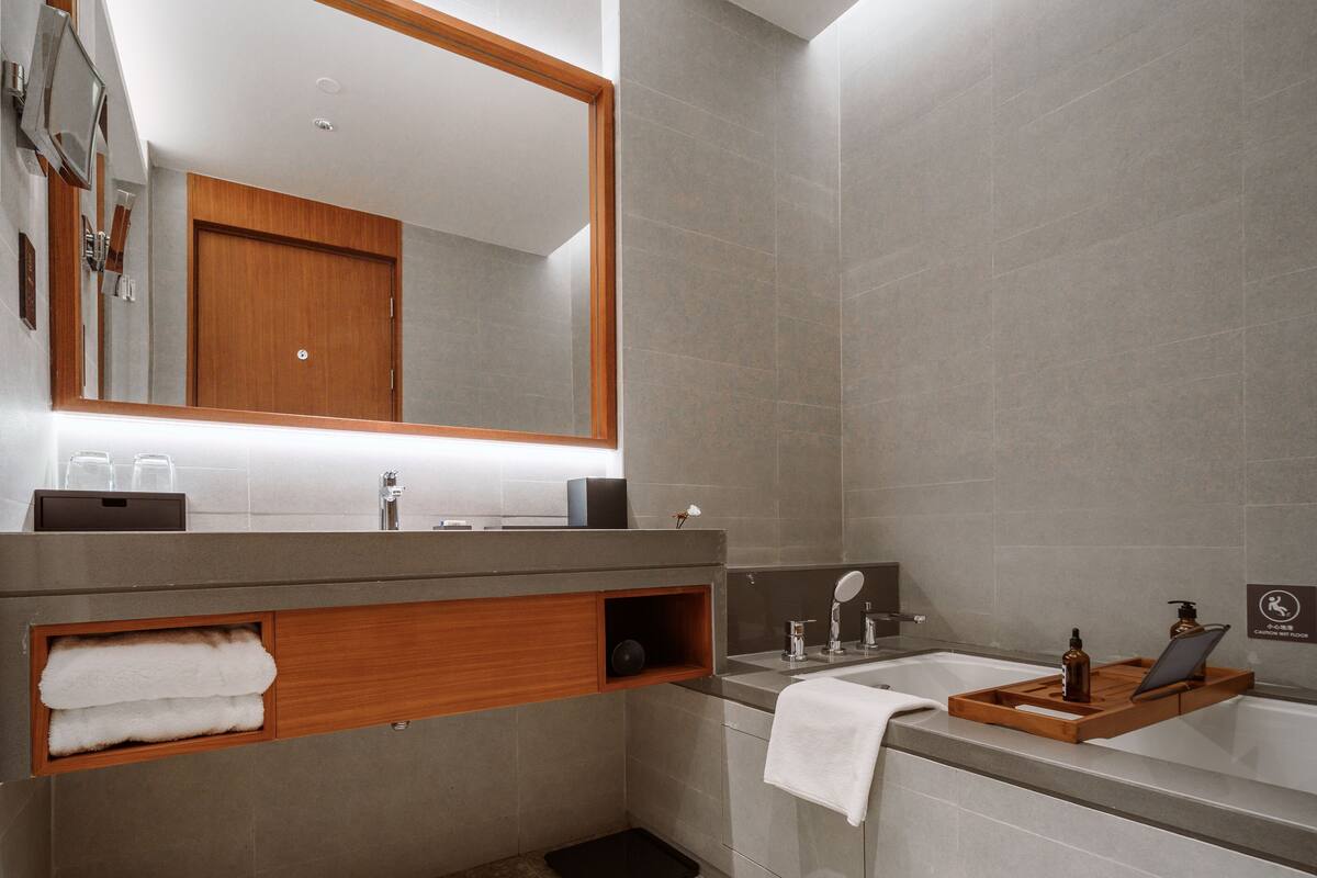 Suite Deluxe, 1 camera da letto | Una cassaforte in camera, insonorizzazione, Wi-Fi gratuito, lenzuola