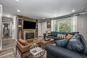 Living area - Secluded Wooded Haven in the Heart of Nashville (Nashville)