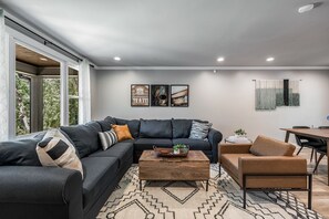 Living area - Secluded Wooded Haven in the Heart of Nashville (Nashville)