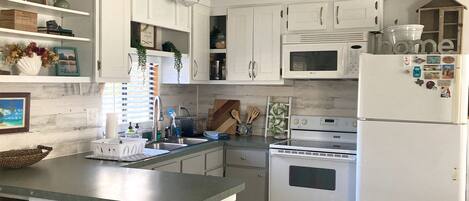 Geladeira, micro-ondas, fogão, cooktop