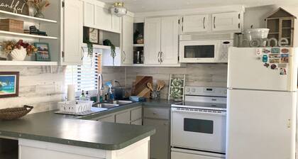 Nature's Nook -10 Minutes To Rainbow Springs! Rural, Fire Pit, Screened In Porch