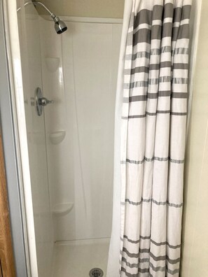 Douche, sèche-cheveux, serviettes fournies, savon