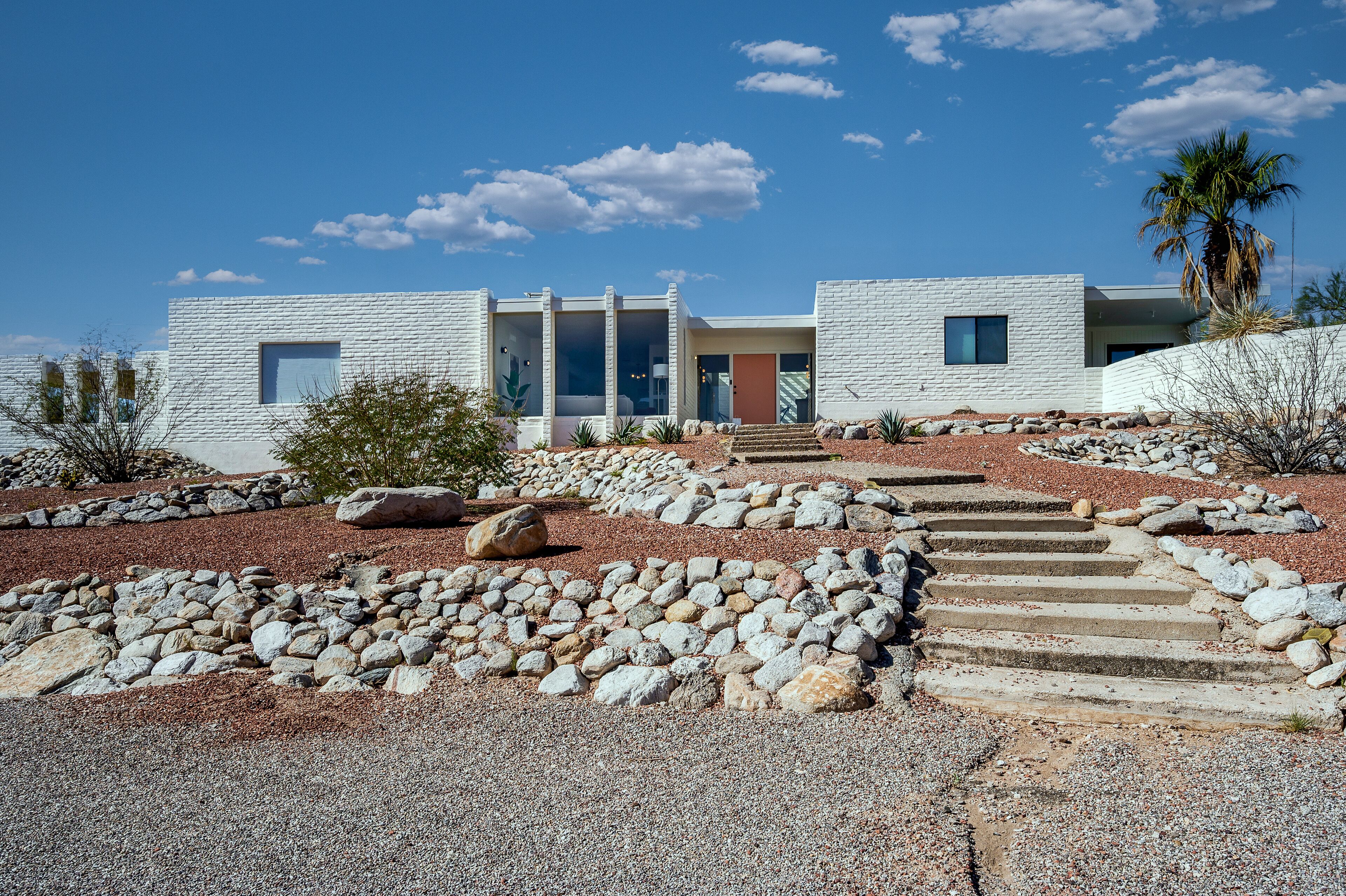 Saguaro Springs:  Comfy+inviting modern minimalist space. Heated pool/Views!