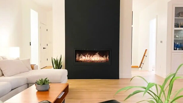 Un salon moderne avec une cheminée noire, des fauteuils en cuir, une table basse en bois et un canapé blanc.