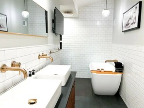 Haartrockner, Bidet, Handtücher, Seife