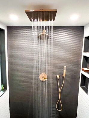 Haartrockner, Bidet, Handtücher, Seife