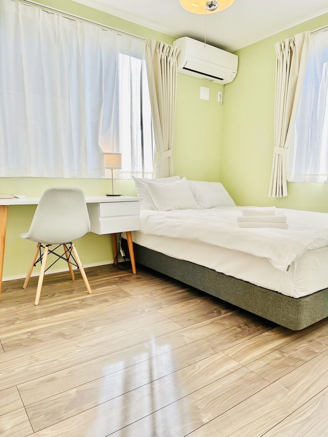 3 bedrooms, premium bedding, desk, free WiFi